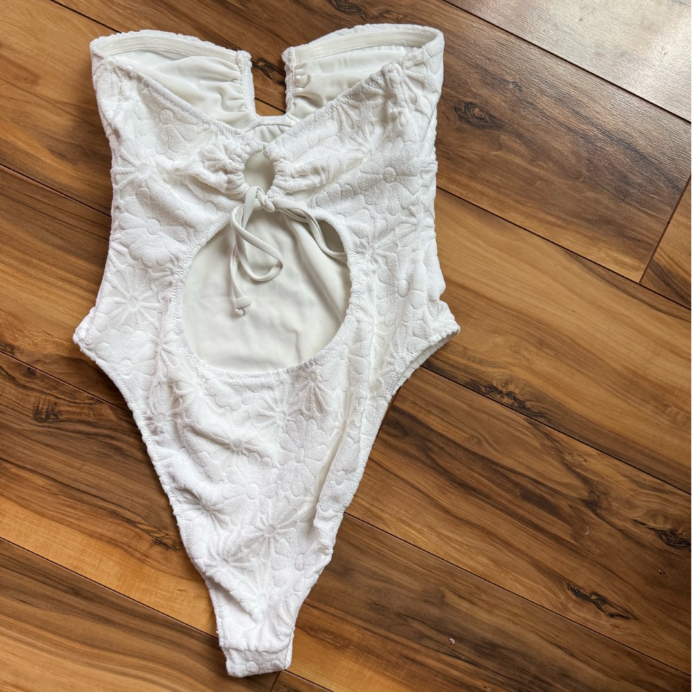 PacSun White Floral Textured One Piece Swimsuit - Picture 2 of 3